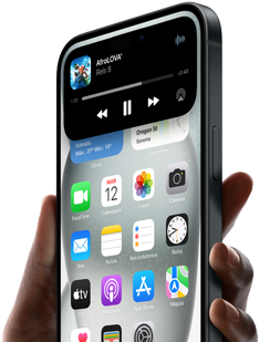 Una mano sostiene un iPhone 15. La Dynamic Island muestra el seguimiento de un auto que está en camino.