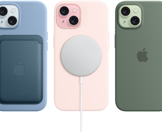 Un iPhone&nbsp;15 con funda de silicón con MagSafe para el iPhone&nbsp;15, cartera de FineWoven con MagSafe, cargador MagSafe, batería externa MagSafe.