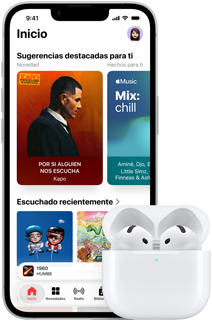 iPhone 17e, parte frontal, app Apple Music con la pantalla de inicio abierta, junto a unos AirPods Pro 4 en un estuche de carga MagSafe abierto
