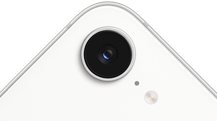 iPhone 17e, vista parcial de la parte posterior, color blanco, c&aacute;mara Fusion en la parte superior